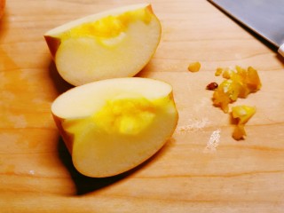 5、烤苹果片,平均切4份 去掉果核