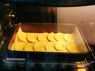 11、烤苹果片,烤箱预热3分钟 放入中下层