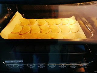 12、烤苹果片,另一盘放入中上层 上下火120度烤40分钟 中间上下盘调换一次