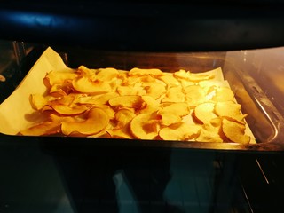 14、烤苹果片,再次放入烤箱 上下火100度烤20分钟