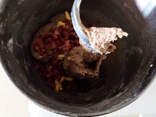 3、芝士黑麦土豆培根软欧,然后加入黄油和培根碎，继续和面5分钟