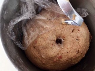 4、芝士黑麦土豆培根软欧,手指蘸粉戳孔，不塌陷不回缩，发酵完成