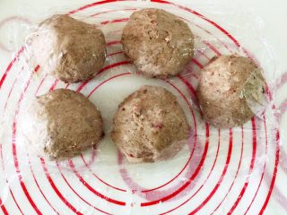 5、芝士黑麦土豆培根软欧,盖上保鲜膜醒发10分钟