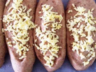 12、芝士黑麦土豆培根软欧,二发完成取出，烤箱190度预热5分钟，在面包上铺上拉丝芝士，放烤箱烤23分钟，每家烤箱不一样，要自己多看看喔，表面金黄就可以了！