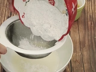 7、虎皮蛋糕卷,筛入低粉，用蛋抽z字形或者翻拌至无颗粒