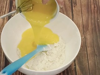 8、虎皮蛋糕卷,4个鸡蛋蛋黄蛋清分离。取蛋黄，打散，倒入步骤7中的面糊里，继续翻拌
