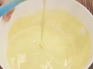 9、虎皮蛋糕卷,如图，一直翻拌到顺滑的糊糊就可以了