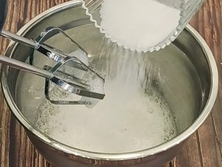 10、虎皮蛋糕卷,另取个盆，倒入4个蛋清，分3次加入细砂糖，用电动打蛋器打发