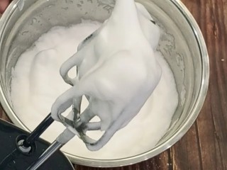 11、虎皮蛋糕卷,如图，提起打蛋头出现小弯钩即可。