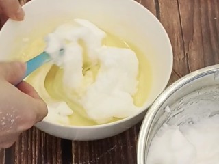 12、虎皮蛋糕卷,取三分之一蛋白放进蛋黄糊中，翻拌均匀