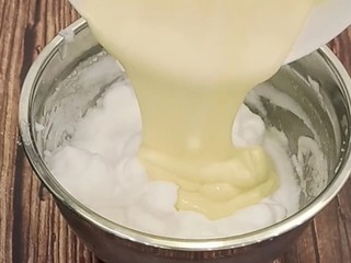 13、虎皮蛋糕卷,拌好后再倒回蛋白糊中，翻拌匀