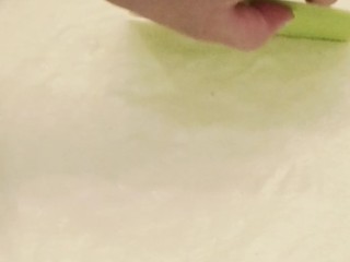 15、虎皮蛋糕卷,把烤盘放入提前预热好的烤箱中层，上下火150－160度烤25分钟