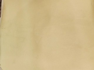 16、虎皮蛋糕卷,出炉后，烤盘轻摔一下，把里面的热气震出来。把蛋糕卷放冷却架上放凉