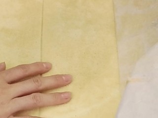 17、虎皮蛋糕卷,冷却到不烫手还有点温热的时候，将蛋糕倒扣在虎皮上，撕去油纸