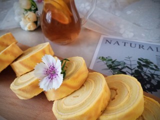 21、虎皮蛋糕卷,我配着柠檬冰红茶一起，非常奈斯