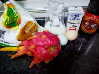 1、百变水果 火龙果蛋糕,准备如图材料