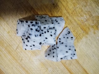 2、百变水果 火龙果蛋糕,火龙果薄皮切块