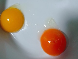 4、百变水果 火龙果蛋糕,打两个鸡蛋,蛋黄分装一个碗