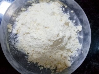 6、百变水果 火龙果蛋糕,蛋黄碗筛入低粉