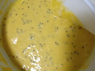 7、百变水果 火龙果蛋糕,将面粉和火龙果泥搅拌均匀,避免起筋