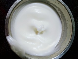 8、百变水果 火龙果蛋糕,蛋清滴两滴醋,最好用白醋我家里只有黑醋了,糖分三次加入,打发蛋清成这种立起弯钩