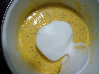 9、百变水果 火龙果蛋糕,将蛋白霜分三次加入蛋黄糊