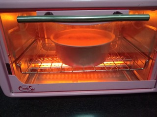 11、百变水果 火龙果蛋糕,放入预热好的烤箱,130度烤30分钟