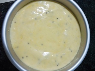 10、百变水果 火龙果蛋糕,翻拌均匀成这种蛋糕糊,倒入五寸模具