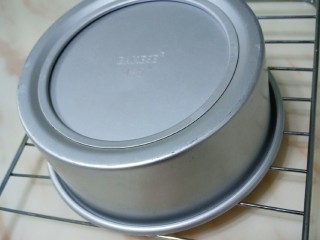 12、百变水果 火龙果蛋糕,取出蛋糕,高处摔震两下,然后立即倒扣