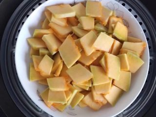 1、香煎花生南瓜饼,先将南瓜去皮，去瓤，洗干净切成薄片，上锅隔水蒸熟。