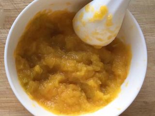 2、香煎花生南瓜饼,把蒸熟的南瓜用勺子压成泥，蒸熟透的南瓜很容易压成泥的。