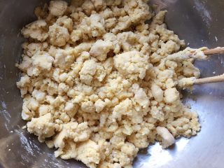 9、香煎花生南瓜饼,用筷子搅拌均匀