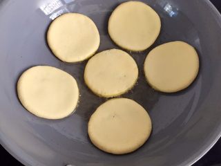 15、香煎花生南瓜饼,不粘锅里倒入适量油烧热，放入做好的南瓜饼，中小火慢煎，不要着急翻，等到可以轻轻晃动的时候翻面煎。