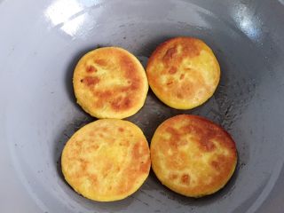 16、香煎花生南瓜饼,煎至两面金黄色即可。