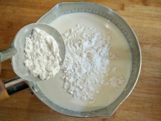 3、论牛奶的各种吃法之――脆皮炸鲜奶,再加入30g玉米淀粉。