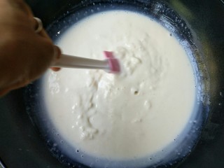 7、论牛奶的各种吃法之――脆皮炸鲜奶,锅中牛奶在小火加热状态下会慢慢凝固。