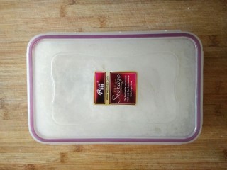 11、论牛奶的各种吃法之――脆皮炸鲜奶,稍微晾凉后扣好盒盖放进冰箱冷藏室，冷藏2小时。