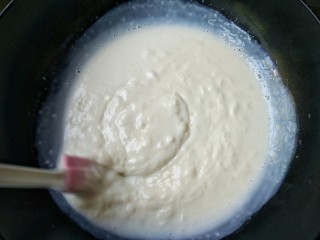 8、论牛奶的各种吃法之――脆皮炸鲜奶,这时候搅拌不要停啊，继续小火不停的顺一个方向搅拌。