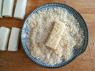 16、论牛奶的各种吃法之――脆皮炸鲜奶,然后在面包糠里面打个滚，均匀粘一层面包糠。