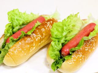 15、热狗面包,夹上烤好的热狗。