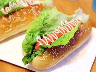 17、热狗面包,按喜好可以挤上其他酱料,或者添加肉松、海苔均可。