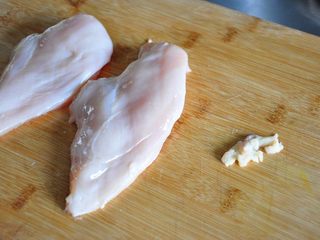 1、街头小吃自己做---香酥无骨鸡柳,鸡胸肉两块，去除筋膜和鸡油。