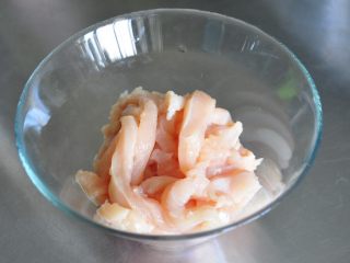3、街头小吃自己做---香酥无骨鸡柳,将鸡胸肉斜切成0.5厘米的条。