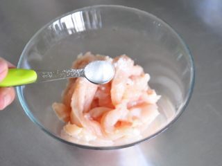 5、街头小吃自己做---香酥无骨鸡柳,1小勺砂糖。