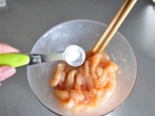 14、街头小吃自己做---香酥无骨鸡柳,将腌渍好的鸡肉取出，加入苏打粉。