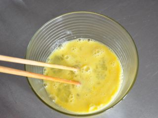 16、街头小吃自己做---香酥无骨鸡柳,全蛋打散。