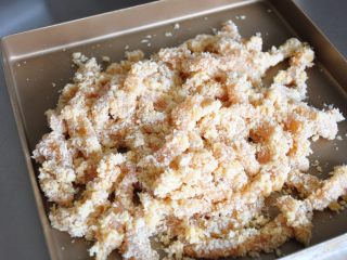 19、街头小吃自己做---香酥无骨鸡柳,用手抓实鸡肉表面的面包糠，放入盘中备用。