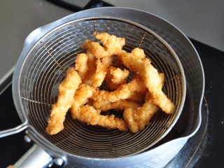 23、街头小吃自己做---香酥无骨鸡柳,炸至表面金黄色后即可捞出。