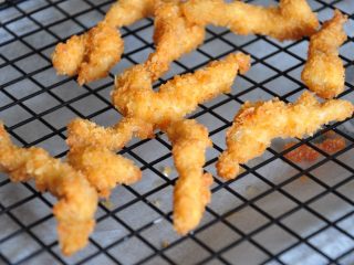 24、街头小吃自己做---香酥无骨鸡柳,放到晾网上沥去多余油份。