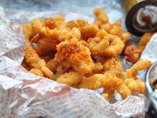 25、街头小吃自己做---香酥无骨鸡柳,根据自己的口味再食用前撒上盐、糖、辣椒粉和孜然粉调味，也可以蘸着番茄酱食用。